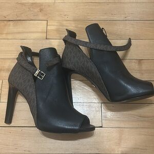 MK high heels excellent condition. Never worn.